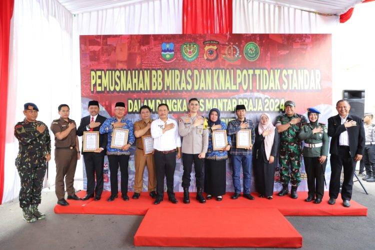 Polres Garut Musnahkan Ribuan Botol Miras Dan Knalpot Tidak Standar Hasil Operasi Penyakit Masyarakat Tahun 2024