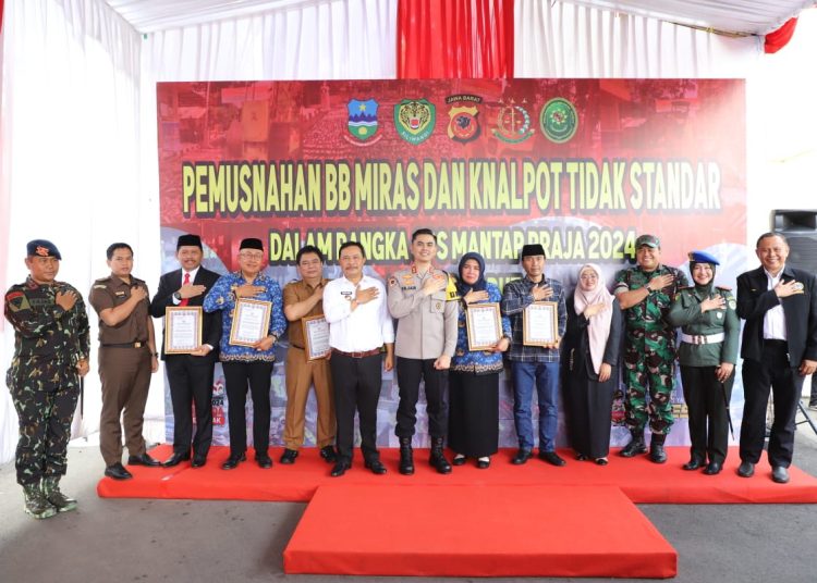Polres Garut Musnahkan Ribuan Botol Miras Dan Knalpot Tidak Standar Hasil Operasi Penyakit Masyarakat Tahun 2024