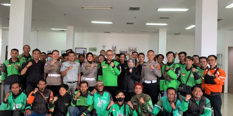 Jasa Raharja dan Tim Pembina Samsat Soreang Sosialisasikan Pemutihan Denda PKB dan SWDKLLJ Kepada Komunitas Ojeg Online