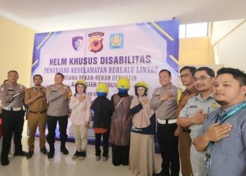 Kepala Jasa Raharja Bandung Ikut Serta Dalam Kegiatan Pembagian Helm Khusus Disabilitas di Mapolresta Bandung