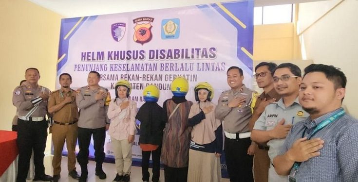 Kepala Jasa Raharja Bandung Ikut Serta Dalam Kegiatan Pembagian Helm Khusus Disabilitas di Mapolresta Bandung