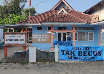 Tiga Spanduk Hiasi Kantor Desa Cisewu,  Bentuk Kekecewaan Masyarakat Kepada Kades