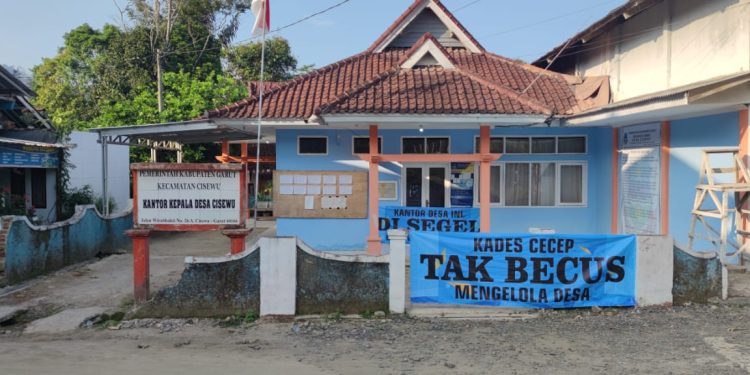 Tiga Spanduk Hiasi Kantor Desa Cisewu, Bentuk Kekecewaan Masyarakat Kepada Kades