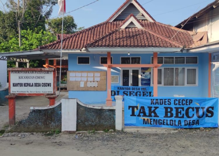 Tiga Spanduk Hiasi Kantor Desa Cisewu, Bentuk Kekecewaan Masyarakat Kepada Kades