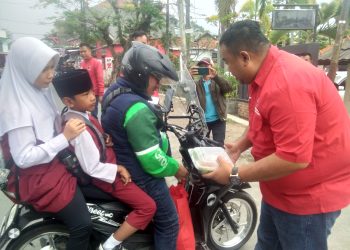 Di Sela Reses,  Yuda Puja Turnawan Bagikan Sembako pada Pengemudi Gojek dan Sopir Angkot