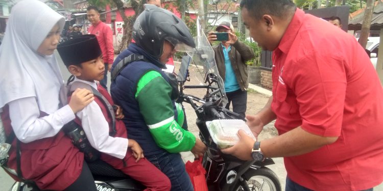 Di Sela Reses,  Yuda Puja Turnawan Bagikan Sembako pada Pengemudi Gojek dan Sopir Angkot