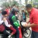 Di Sela Reses,  Yuda Puja Turnawan Bagikan Sembako pada Pengemudi Gojek dan Sopir Angkot
