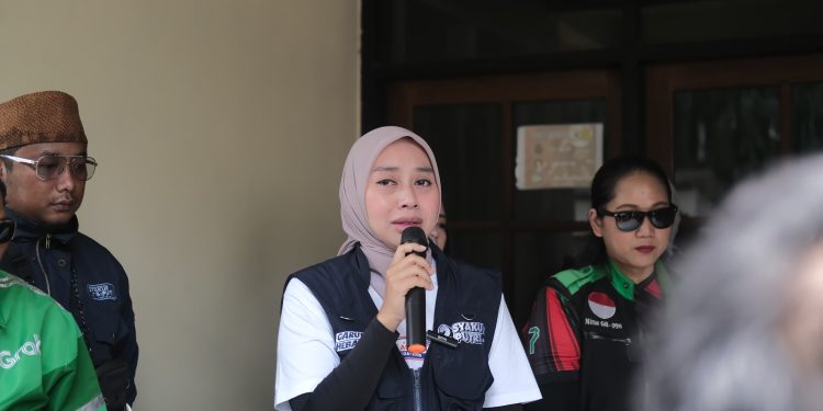 Tangis Putri Karlina Saat Disumbang Uang Receh Oleh Pengemudi Ojol