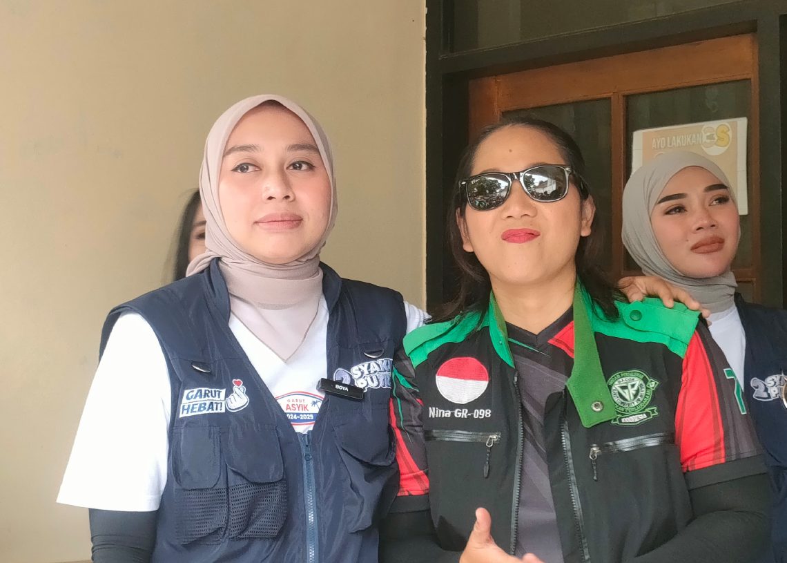 Gantungkan Harapan: Pengemudi Ojol Perempuan ini Dukung Paslon Syakur Amin-Putri Karlina di Pilkada Garut 2024