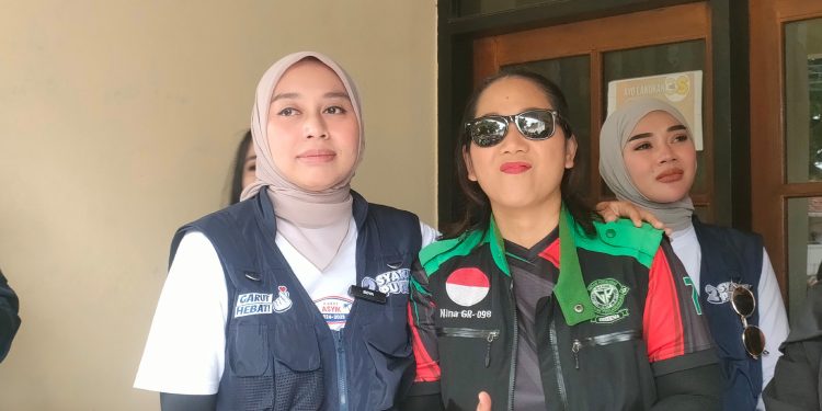 Gantungkan Harapan: Pengemudi Ojol Perempuan ini Dukung Paslon Syakur Amin-Putri Karlina di Pilkada Garut 2024