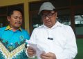 Calon Bupati Garut Syakur Amin Tersentuh Diberi ‘Surat Cinta’ dari Bocah di Pelosok Daerah