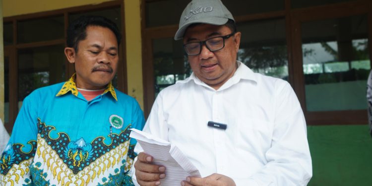 Calon Bupati Garut Syakur Amin Tersentuh Diberi ‘Surat Cinta’ dari Bocah di Pelosok Daerah