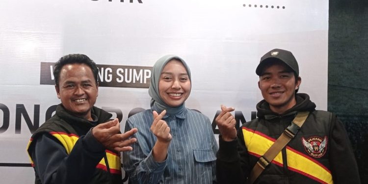Kisah Pedagang Asongan Sukarela Door to Door Kampanyekan Syakur-Putri di Pilkada Garut 2024