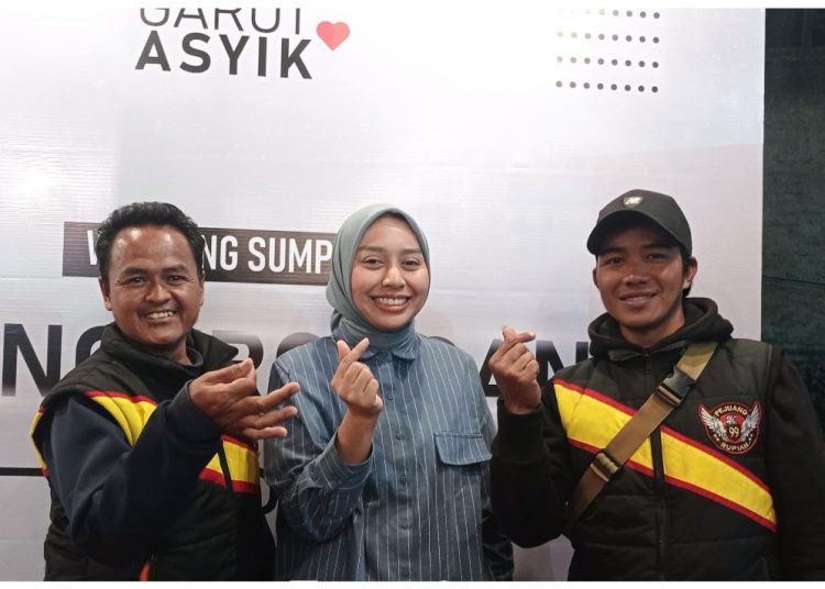 Kisah Pedagang Asongan Sukarela Door to Door Kampanyekan Syakur-Putri di Pilkada Garut 2024