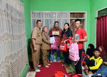 Bersama Disdik,  Yuda Bagikan Perlengkapan Sekolah untuk Anak Yatim di Kadungora