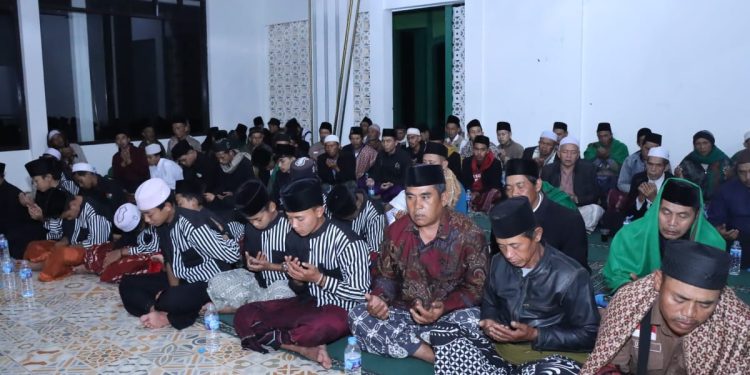 Ingin Pilkada Damai, Ribuan Santri Gelar Istighosah Bertajuk “Doa Santri Untuk Kota Santri”