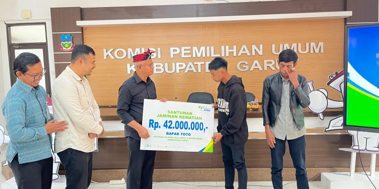 KPU Kabupaten Garut Salurkan Santunan Jaminan Kematian untuk Petugas Pilkada 2024