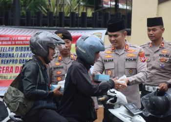 Kapolres Garut Bagikan Takjil dan Helm Gratis kepada Warga sebagai Wujud Kepedulian di Bulan Ramadhan