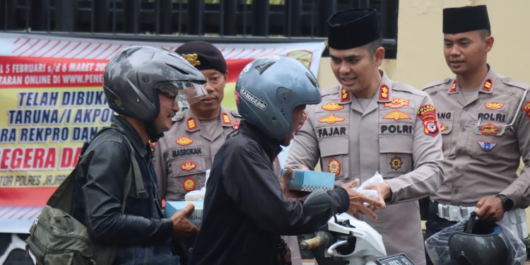 Kapolres Garut Bagikan Takjil dan Helm Gratis kepada Warga sebagai Wujud Kepedulian di Bulan Ramadhan