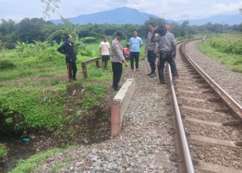 Polisi Cek TKP Korban Kecelakaan Kereta Api di Leuwigoong