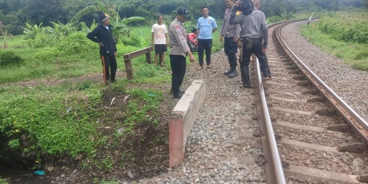 Polisi Cek TKP Korban Kecelakaan Kereta Api di Leuwigoong