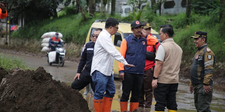 Tinjau Lokasi Banjir, Bupati Garut Pastikan Upaya Penanggulangan Berkelanjutan