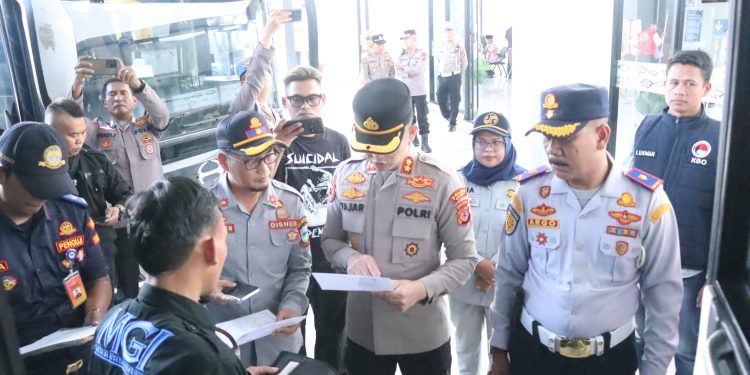 Menjelang Arus Mudik Lebaran 2025, Kapolres Garut Laksanakan Ramp Check Kendaraan Angkutan Umum dan Tes Urine