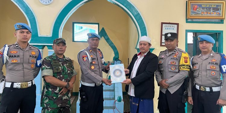 Polres Garut Jalin Silaturahmi dan Bagikan Al-Qur’an Ke Pondok Pesantren