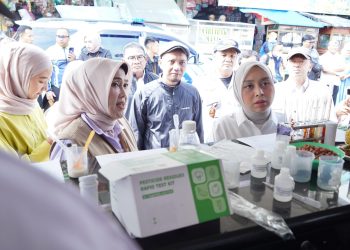 Wakil Bupati Garut Pastikan Keamanan Pangan Hewani dengan Mobil Laboratorium Diskanak di Pasar Limbangan