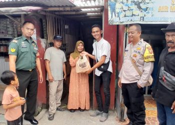 Wujud Kepedulian kepada Masyarakat di Bulan Ramadhan , Polres Garut Bagikan Sembako di Kp. Lembangsaat