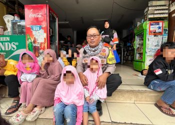 Anggota Polsek Tarogong Kaler Rawat Dua Anak Yang Ditinggal Bapak Masuk Penjara