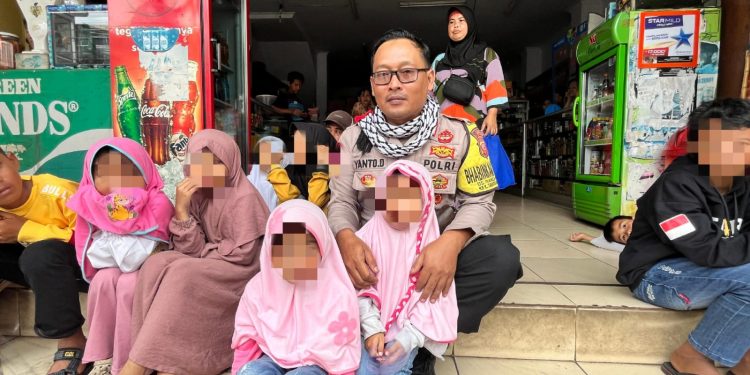 Anggota Polsek Tarogong Kaler Rawat Dua Anak Yang Ditinggal Bapak Masuk Penjara