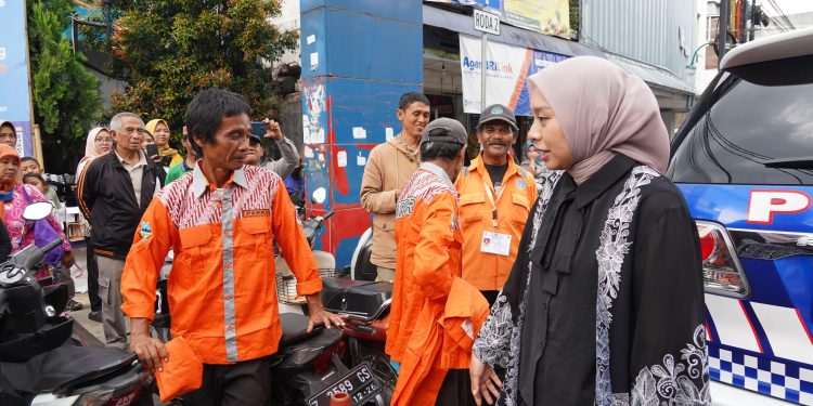 Seragam Batik Khas Garut Diperkenalkan untuk Jukir Perkotaan, Upaya Tertibkan Parkir Liar