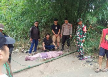 Polsek Cibatu Evakuasi Mayat yang Hanyut di Sungai Cimanuk