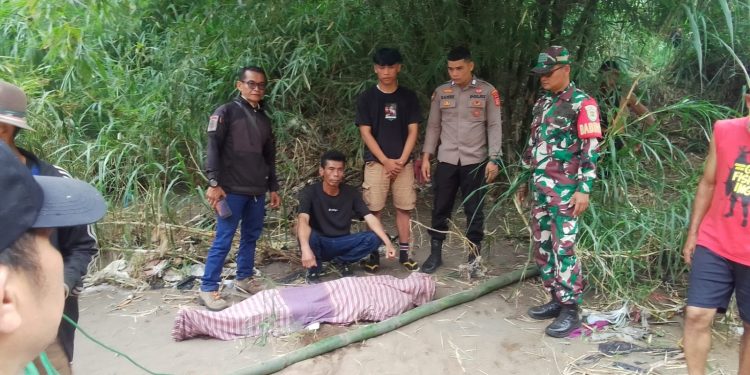 Polsek Cibatu Evakuasi Mayat yang Hanyut di Sungai Cimanuk