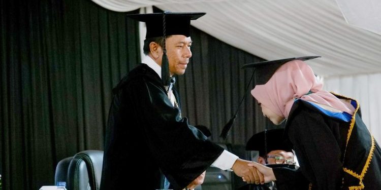 Cetak Lulusan Berkualitas, UNIGA Lantik 421 Lulusan