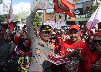 Sinergitas TNI-Polri dan Pemerintah Warnai Pengamanan Hari Buruh, Berikan Kejutan Kue Ulang Tahun untuk Buruh
