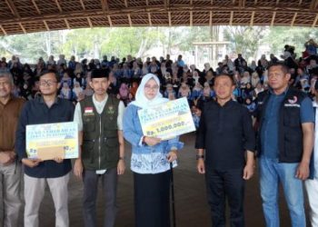 Baznas Salurkab Bantuan Kepada 30 Guru Honorer, Diharapkan Mereka Yang Sudah PPPK Bisa Berzakat