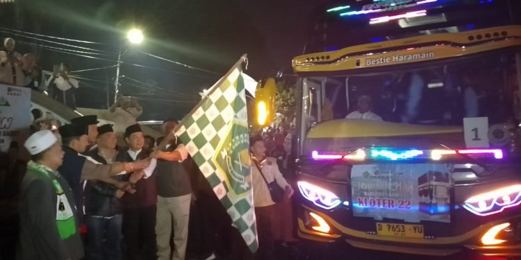 Dirjen Penyelenggaraan Haji dan Umrah Kemenag RI Lepas Jemaah Haji Kloter 22 asal Garut