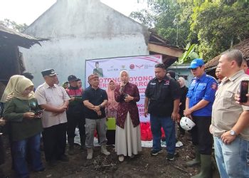 Peringati Hari Lahir Pancasila, DPC PDI Perjuangan Gotong Royong Bangun Rumah Ma Eja di Margawati