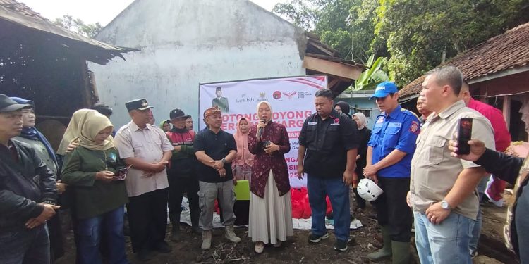 Peringati Hari Lahir Pancasila, DPC PDI Perjuangan Gotong Royong Bangun Rumah Ma Eja di Margawati