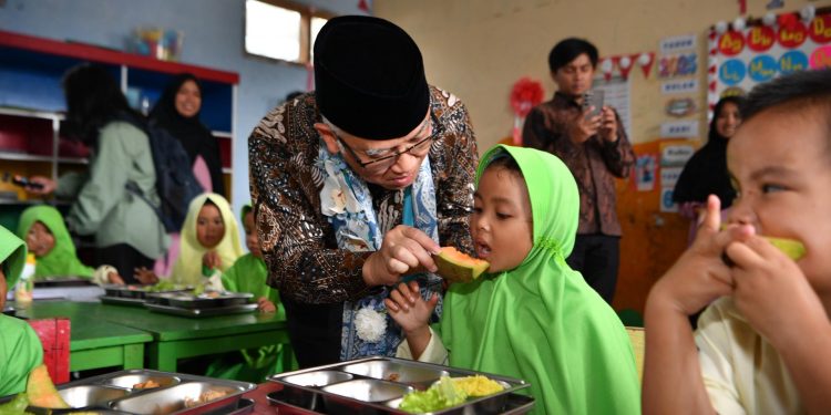 Wakil Kepala BGN : Perintahkan Relawan dan Ahli Gizi untuk Konsumsi Makanan yang Dibuat di SPPG Sebelum Dibagikan