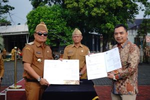 Pelaksanaan penandatanganan Memorandum of Understanding (MoU) tentang Tridharma Perguruan Tinggi, yang dilakukan oleh Bupati Garut, Abdusy Syakur Amin, dalam apel gabungan di Jalan Pembangunan, Kecamatan Tarogong Kidul, Garut, pada Senin (1/9/2025).