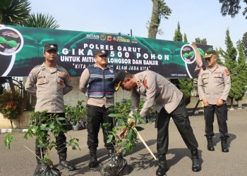 Kita Jaga Alam, Alam Jaga Kita, Polres Garut Bagikan 500 Pohon Kopi untuk Mitigasi Longsor dan Banjir