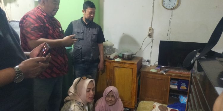 Anggota Komisi IV DPRD Garut Kunjungi Lansia Dhuafa di Kelurahan Kota Wetan yang Minim Bantuan
