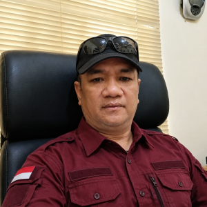 Potret Pria Taktis di Ruang Kantor