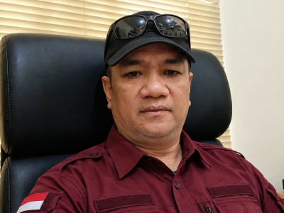 Potret Pria Taktis di Ruang Kantor